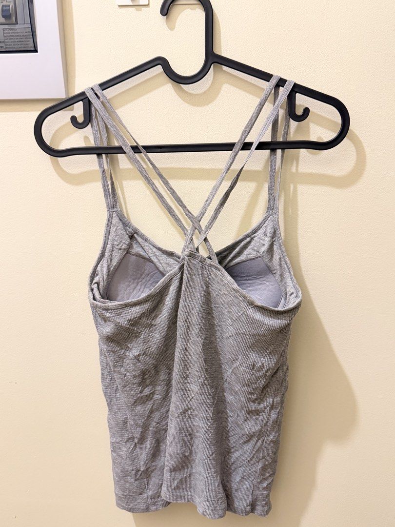Uniqlo Padded Top - Gray (Category: Sleeveless) located in Manila. Submitted by xmagic.shopx (Listing ID 1470611249, Image 2). Description: .