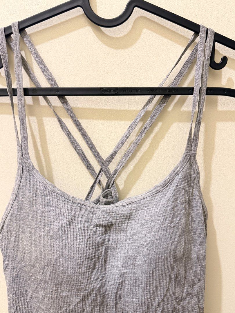 Uniqlo Padded Top - Gray (Category: Sleeveless) located in Manila. Submitted by xmagic.shopx (Listing ID 1470611249, Image 3). Description: .