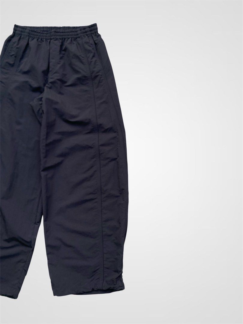 Uniqlo Parachute (Category: Trousers) located in Bauang. Submitted by thriftydetrese (Listing ID 1470668886, Image 3). Description: Uniqlo Parachute Pants Black W- 26/34 (free size) L- 38 H- 9.5 No issue Brand new Condition .