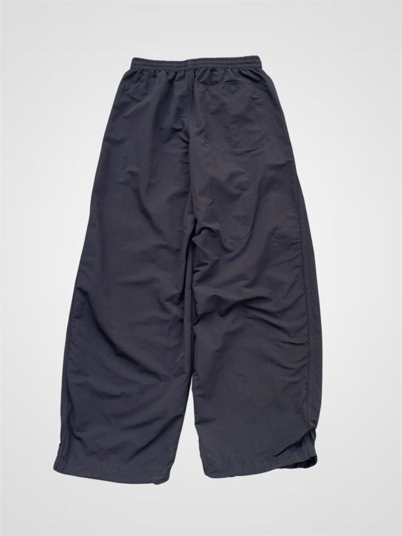 Uniqlo Parachute (Category: Trousers) located in Bauang. Submitted by thriftydetrese (Listing ID 1470668886, Image 2). Description: Uniqlo Parachute Pants Black W- 26/34 (free size) L- 38 H- 9.5 No issue Brand new Condition .