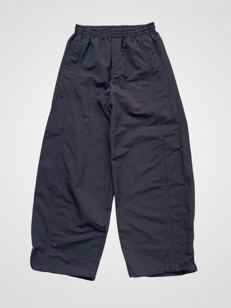 Uniqlo Parachute (Category: Trousers) located in Bauang. Submitted by thriftydetrese (Listing ID 1470668886, Image 1). Description: Uniqlo Parachute Pants Black W- 26/34 (free size) L- 38 H- 9.5 No issue Brand new Condition .
