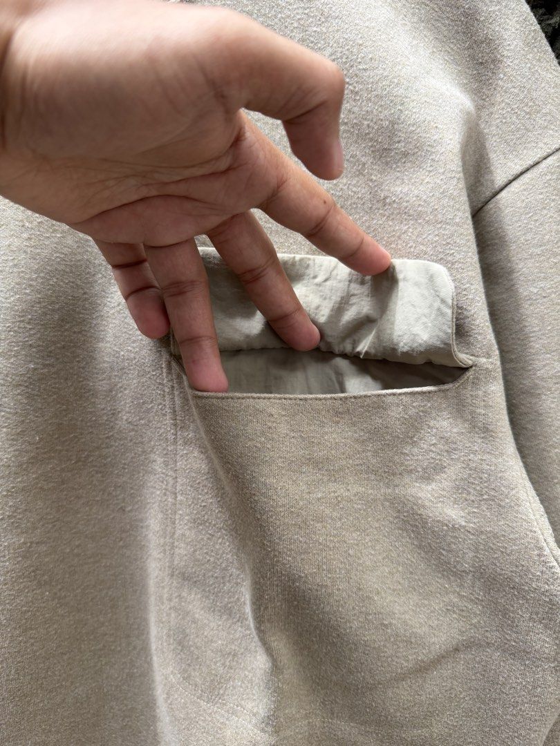 UNIQLO POCKET SWEATER (Category: Coats, Jackets and Outerwear) located in Quezon City. Submitted by ree3_dr0pp2k25 (Listing ID 1470578394, Image 3). Description: Excellent condition 10/10 Color rate No issue 21x23.5.