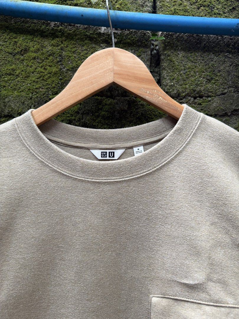 UNIQLO POCKET SWEATER (Category: Coats, Jackets and Outerwear) located in Quezon City. Submitted by ree3_dr0pp2k25 (Listing ID 1470578394, Image 2). Description: Excellent condition 10/10 Color rate No issue 21x23.5.