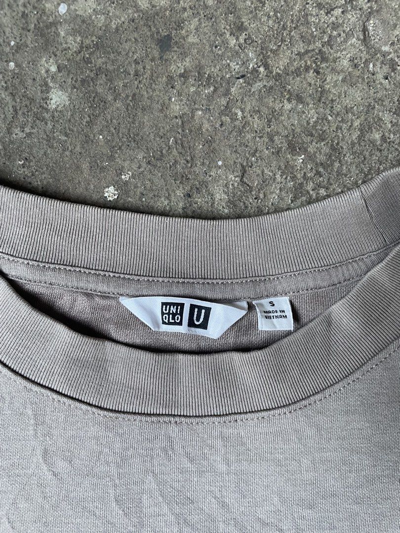 Uniqlo U Light Brown Airism Tee (Category: Tshirts & Polo Shirts ) located in Santiago. Submitted by ace.stuff (Listing ID 1470627395, Image 3). Description: No issues Like new Fits up to Large Boxy cropped fitting Small on tag DM to purchase.