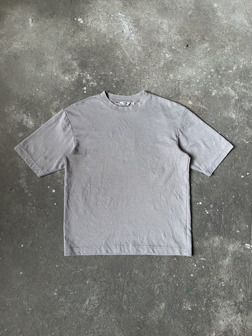Uniqlo U Light Brown Airism Tee (Category: Tshirts & Polo Shirts ) located in Santiago. Submitted by ace.stuff (Listing ID 1470627395, Image 1). Description: No issues Like new Fits up to Large Boxy cropped fitting Small on tag DM to purchase.