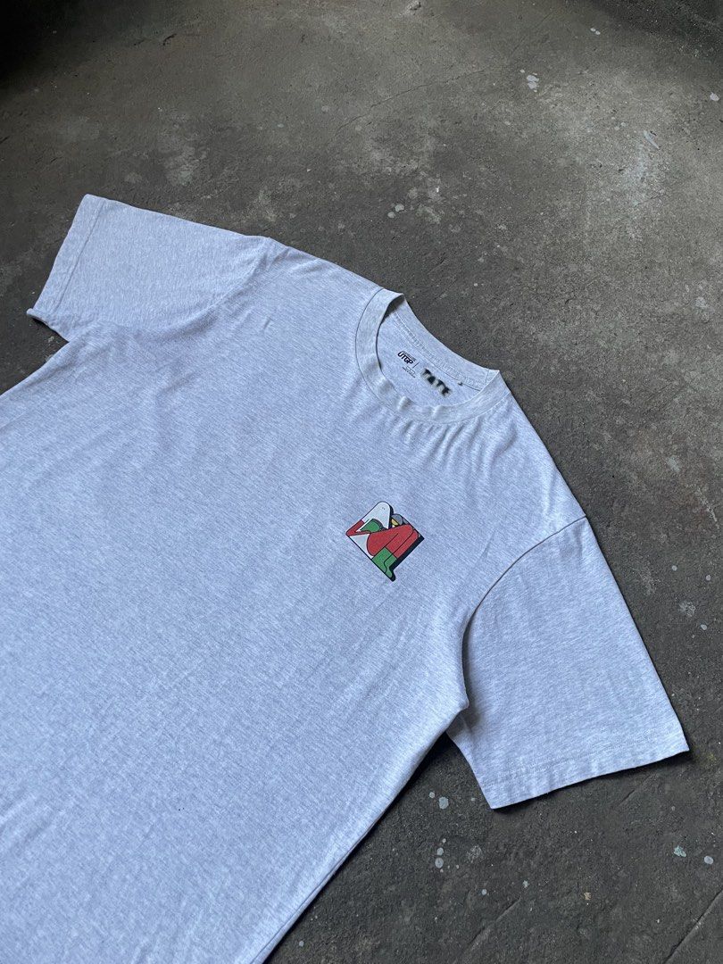 Uniqlo UTGP x Tate Graphic Tee (Category: Tshirts & Polo Shirts ) located in Santiago. Submitted by ace.stuff (Listing ID 1470627799, Image 2). Description: No issues Like new Gray color Large on tag Beefy neckline DM to purchase .