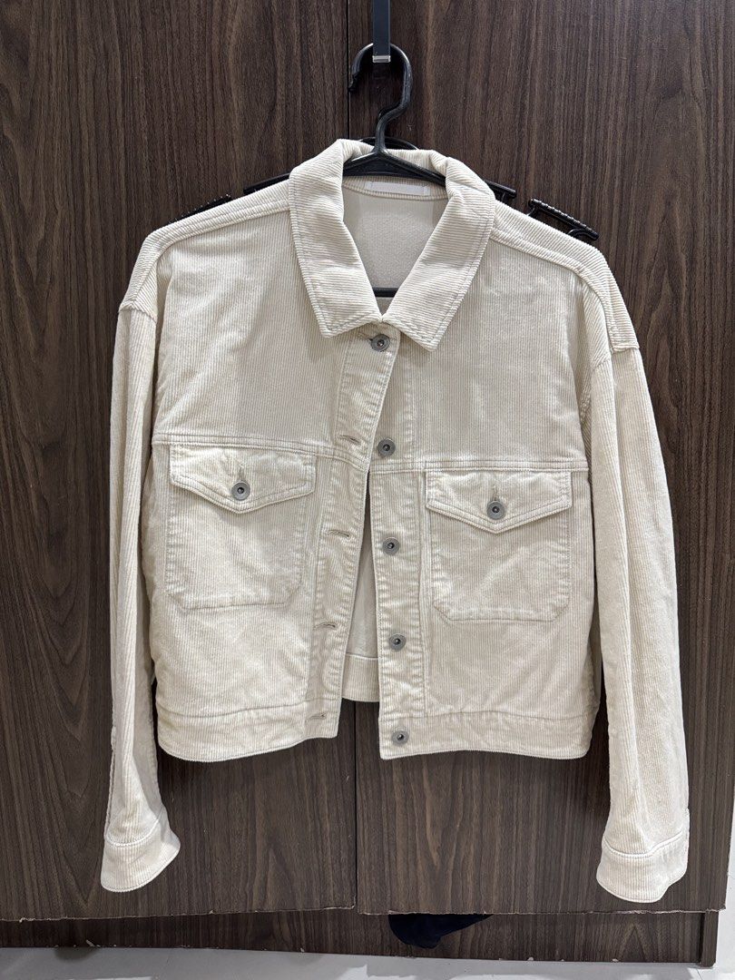 Uniqlo white corduroy jacket (Category: Coats, Jackets and Outerwear) located in Pasig City. Submitted by kodak.blue (Listing ID 1470684943, Image 1). Description: .