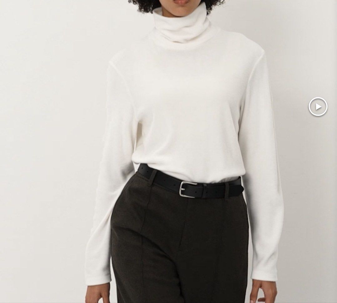 Uniqlo White Heattech Turtleneck Longsleeves (Category: Longsleeves) located in Makati City. Submitted by sophrosyne_ph (Listing ID 1470565015, Image 2). Description: 🌸 used once during a winter trip 🌸 good as new, no flaws 🌸 rfs: too tight on me and have this in many colors .