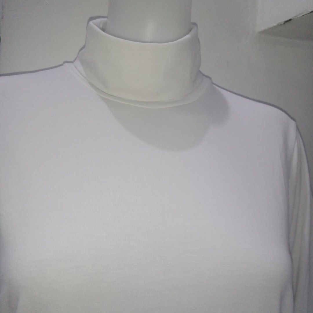 Uniqlo White Turtleneck Heattech (Category: Others Tops) located in Manila. Submitted by shoekendi (Listing ID 1470739929, Image 3). Description: looks new.