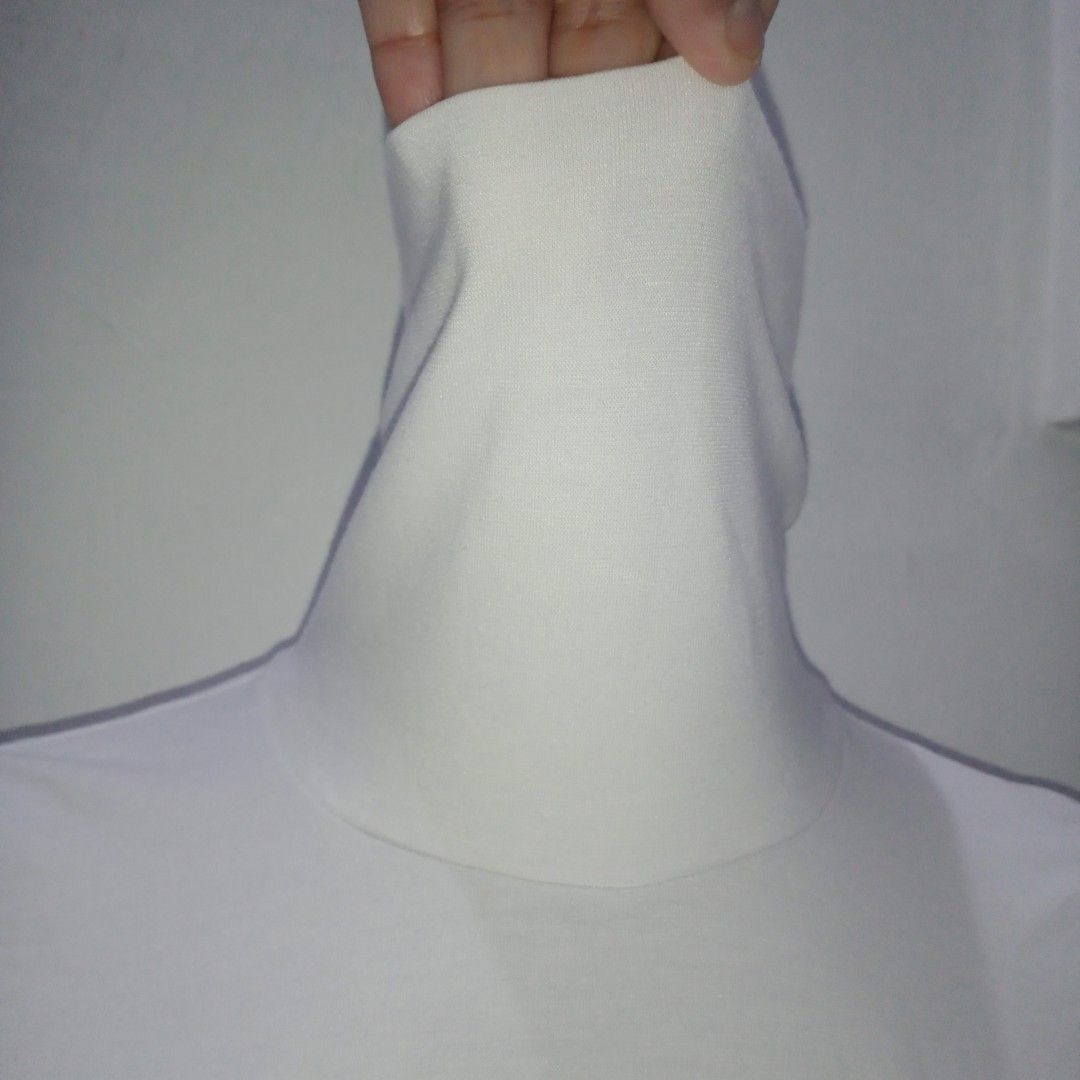 Uniqlo White Turtleneck Heattech (Category: Others Tops) located in Manila. Submitted by shoekendi (Listing ID 1470739929, Image 2). Description: looks new.
