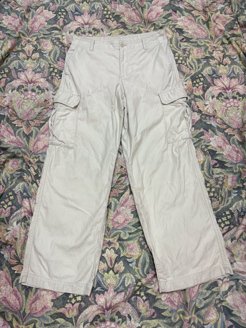 Uniqlo Wide Leg Cargo Pants (Category: Jeans) located in Iligan City. Submitted by thrift4dayz (Listing ID 1470658917, Image 1). Description: Size: Large - Fits 28”-30” Almost brand new condition .