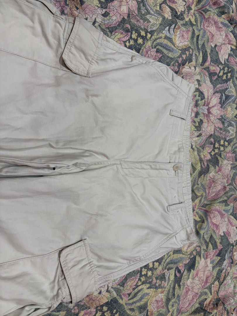 Uniqlo Wide Leg Cargo Pants (Category: Jeans) located in Iligan City. Submitted by thrift4dayz (Listing ID 1470658917, Image 2). Description: Size: Large - Fits 28”-30” Almost brand new condition .