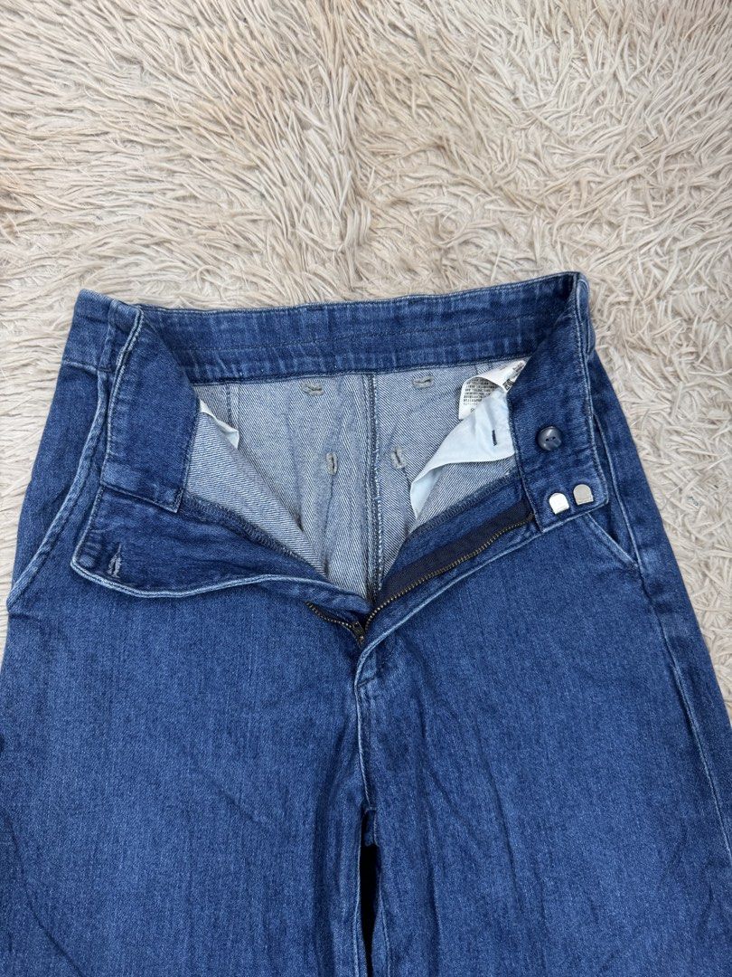 Uniqlo Wide Leg Trouser (Category: Jeans) located in Guagua. Submitted by clothingbyl (Listing ID 1470578845, Image 2). Description: Altered po sa babaz W- 13” L- 35.5”.