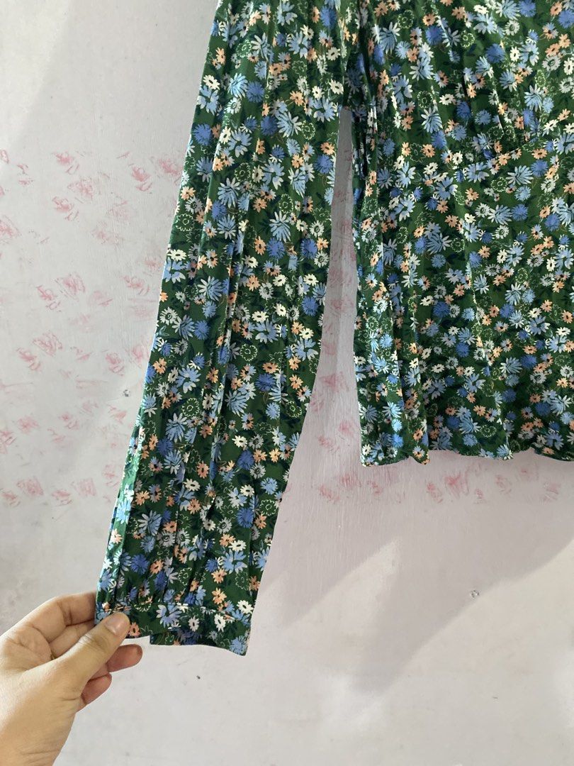 UNIQLO WOMAN MEDIUM BLOUSE (Category: Blouses) located in Quezon City. Submitted by pinkylivar (Listing ID 1470605363, Image 3). Description: Size - medium Color- green flowers Issue- none.