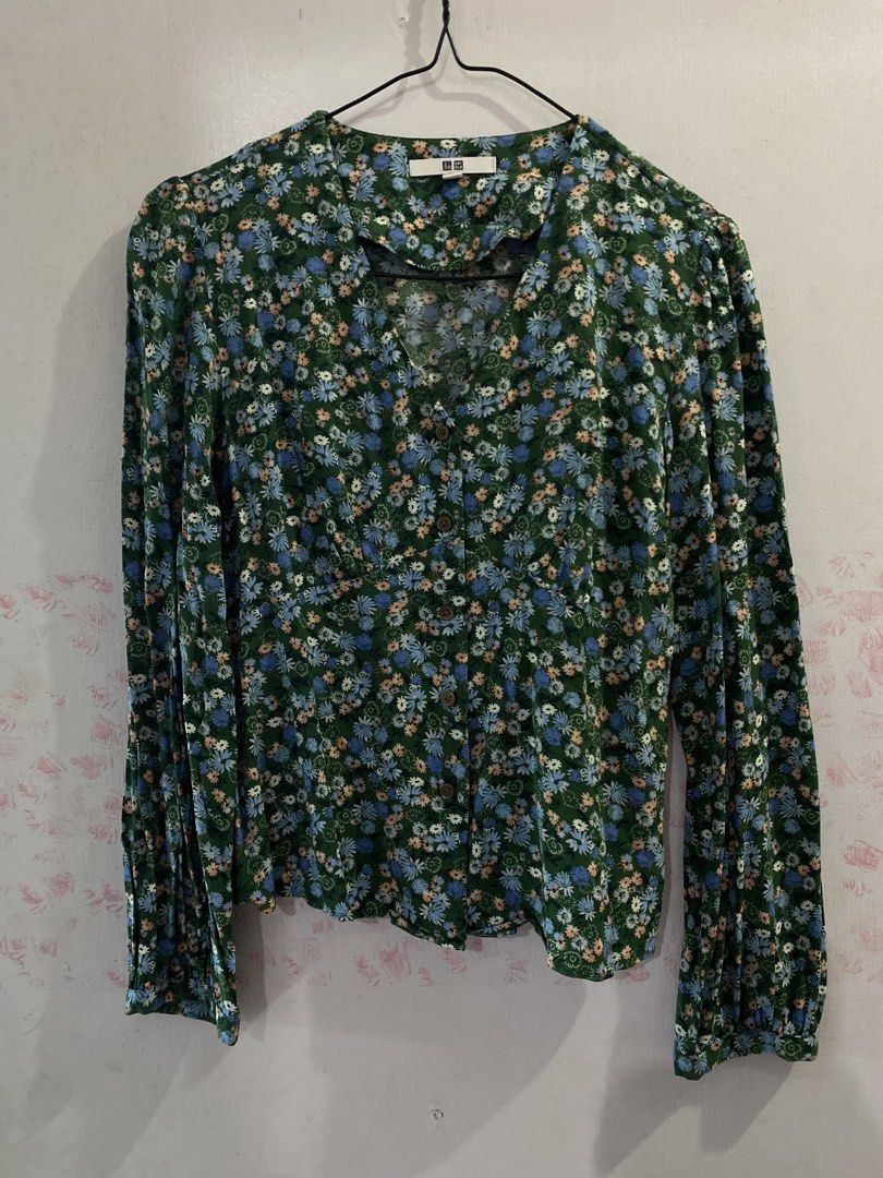 UNIQLO WOMAN MEDIUM BLOUSE (Category: Blouses) located in Quezon City. Submitted by pinkylivar (Listing ID 1470605363, Image 1). Description: Size - medium Color- green flowers Issue- none.