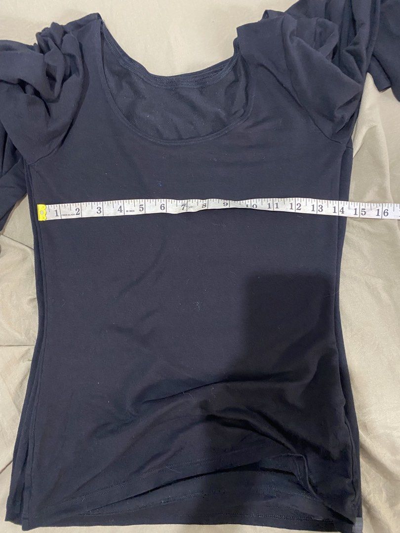UNIQLO WOMAN MEDIUM EXTRA WARM HEATTECH BUNDLE (Category: Longsleeves) located in Quezon City. Submitted by pinkylivar (Listing ID 1470597591, Image 2). Description: Size - Medium Color- all black Issue- sign of usage but in good condition 3pcs na yan for 450 php.