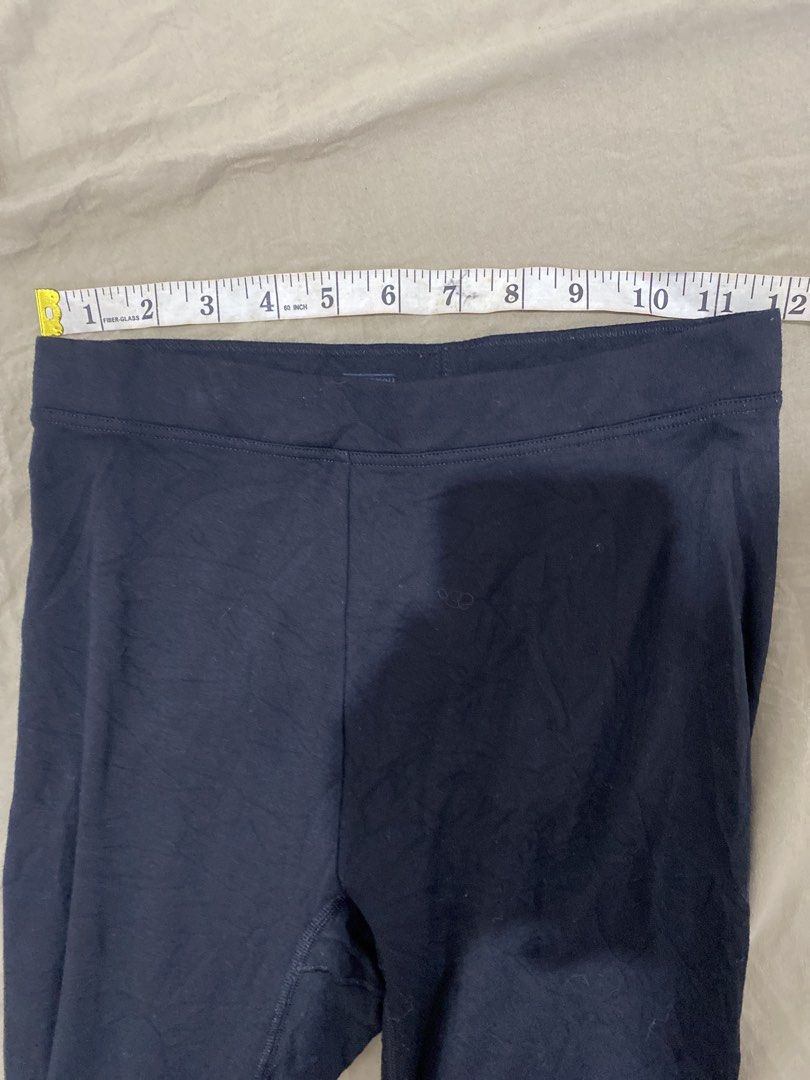 UNIQLO WOMAN MEDIUM EXTRA WARM PANTS (Category: Other Bottoms) located in Quezon City. Submitted by pinkylivar (Listing ID 1470604477, Image 3). Description: Size - medium Color- black Issue- none, almost like new.