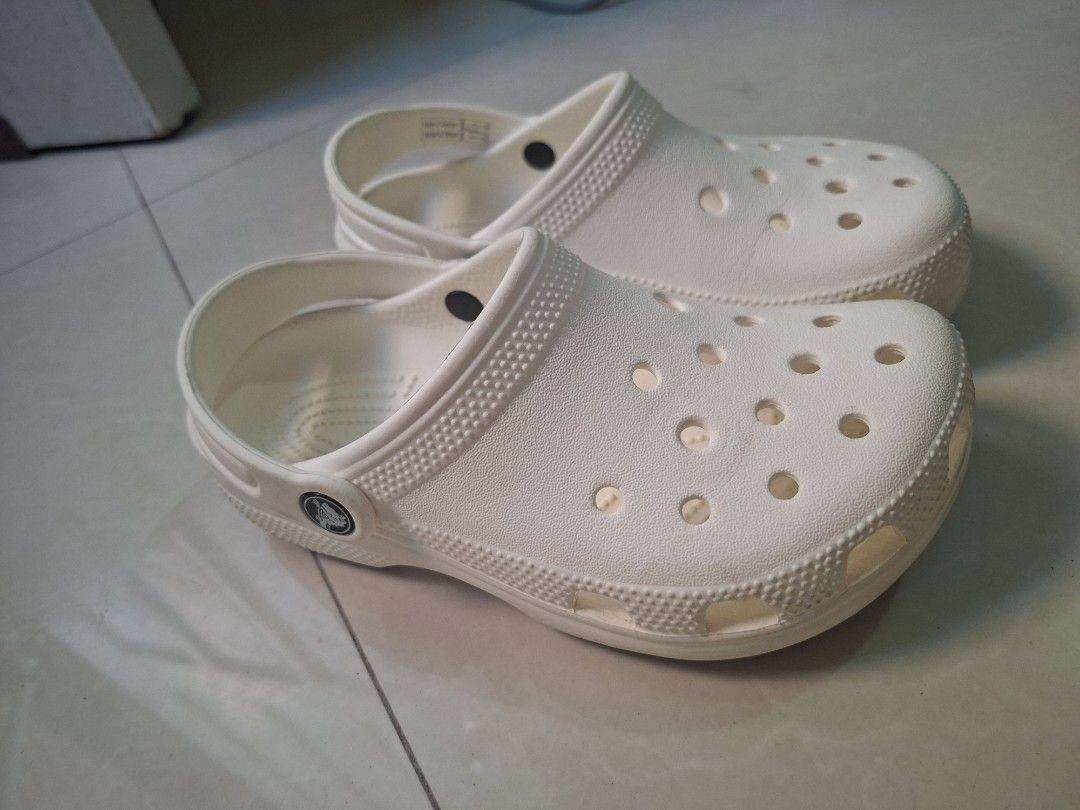 [Used] Crocs Classic White Clogs size J2 (Category: Babies & Kids Fashion) located in Las Pinas. Submitted by seriscorner (Listing ID 1470627386, Image 3). Description: selling my daughter's Crocs White Classic Clogs size J2 original, bought from Crocs SM Southmall rfs: maliit na po ito sa kanya please manage your expectations. view the photos of the actual item. there's signs of usage. 1,000php selling price (negotiable) ------Courier: SPX Xpres