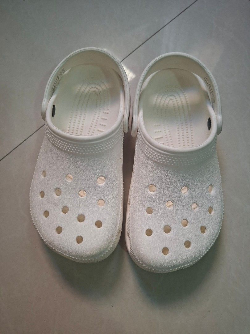 [Used] Crocs Classic White Clogs size J2 (Category: Babies & Kids Fashion) located in Las Pinas. Submitted by seriscorner (Listing ID 1470627386, Image 1). Description: selling my daughter's Crocs White Classic Clogs size J2 original, bought from Crocs SM Southmall rfs: maliit na po ito sa kanya please manage your expectations. view the photos of the actual item. there's signs of usage. 1,000php selling price (negotiable) ------Courier: SPX Xpres
