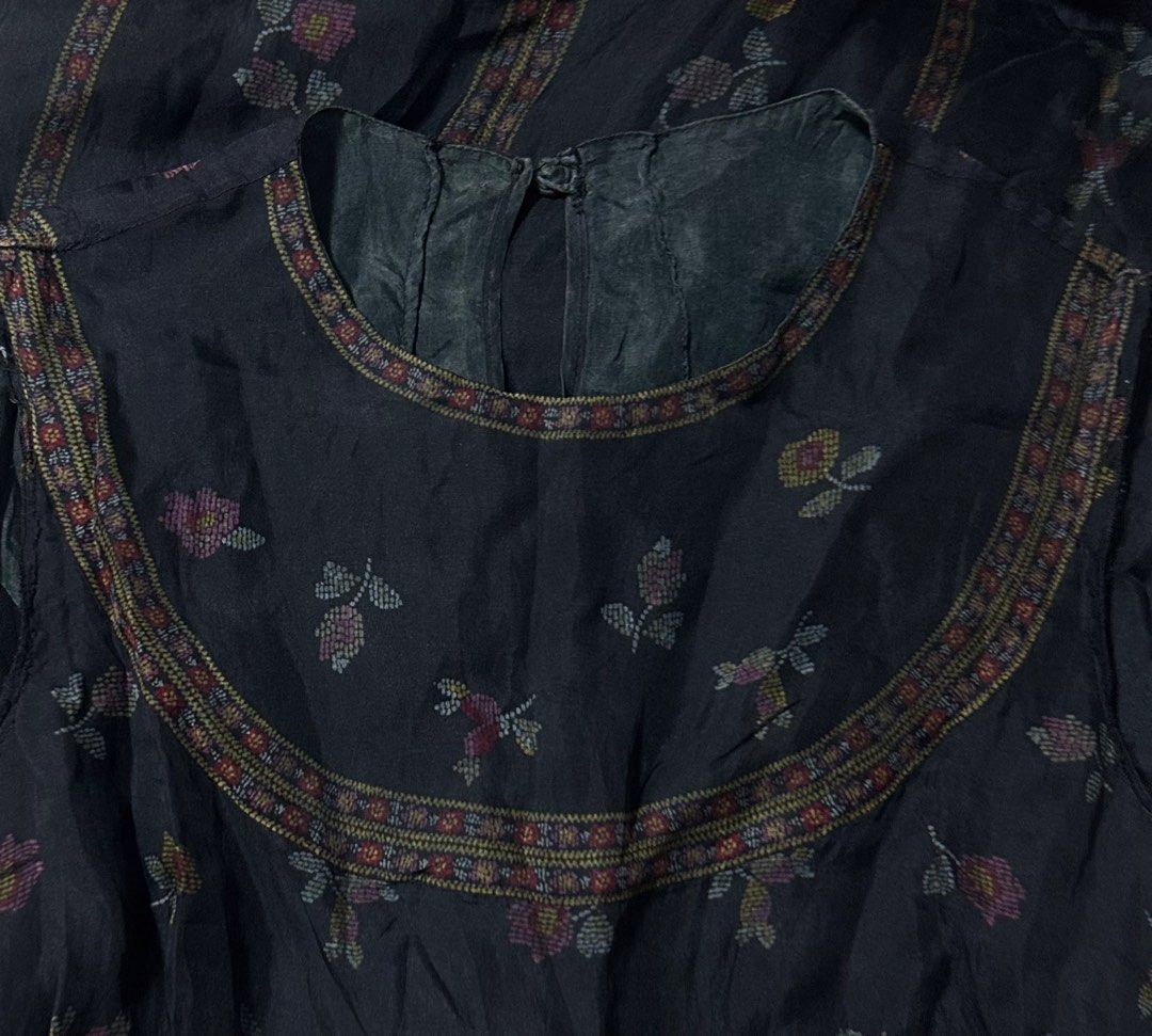 VALENTINO (Category: Dresses) located in Davao. Submitted by sart0ria85 (Listing ID 1470617765, Image 3). Description: A vintage bodycon knee length dress with small prints of sheer florals. 100%SILK MADE IN ITALY 🇮🇹 MEDIUM. Size 42 VERY GOOD CONDITION (87/100).