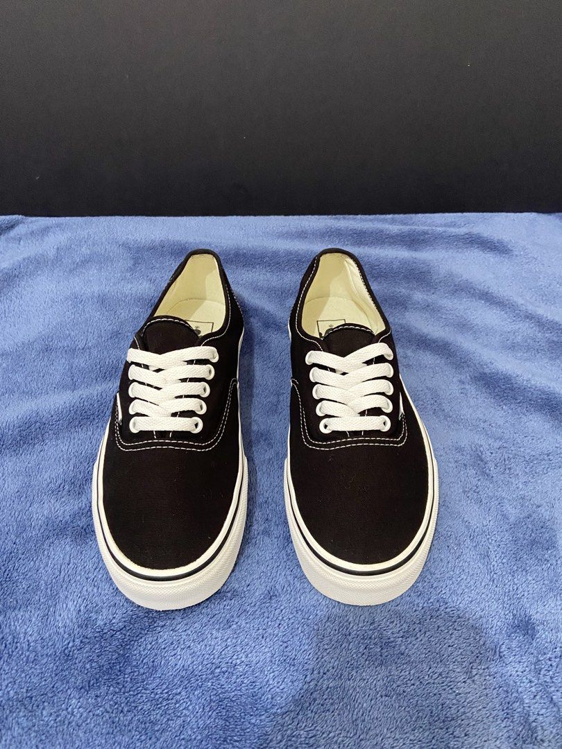 Vans Authentic Black and White (Category: Sneakers) located in Cebu City. Submitted by jvlz97 (Listing ID 1470570971, Image 3). Description: Excellent to as New No Box Used Thrice .