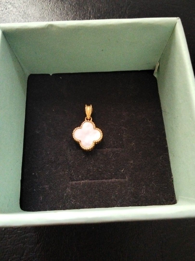 VCA pendant (Category: Luxury Accessories) located in Antipolo. Submitted by yanny_19 (Listing ID 1470564552, Image 1). Description: .