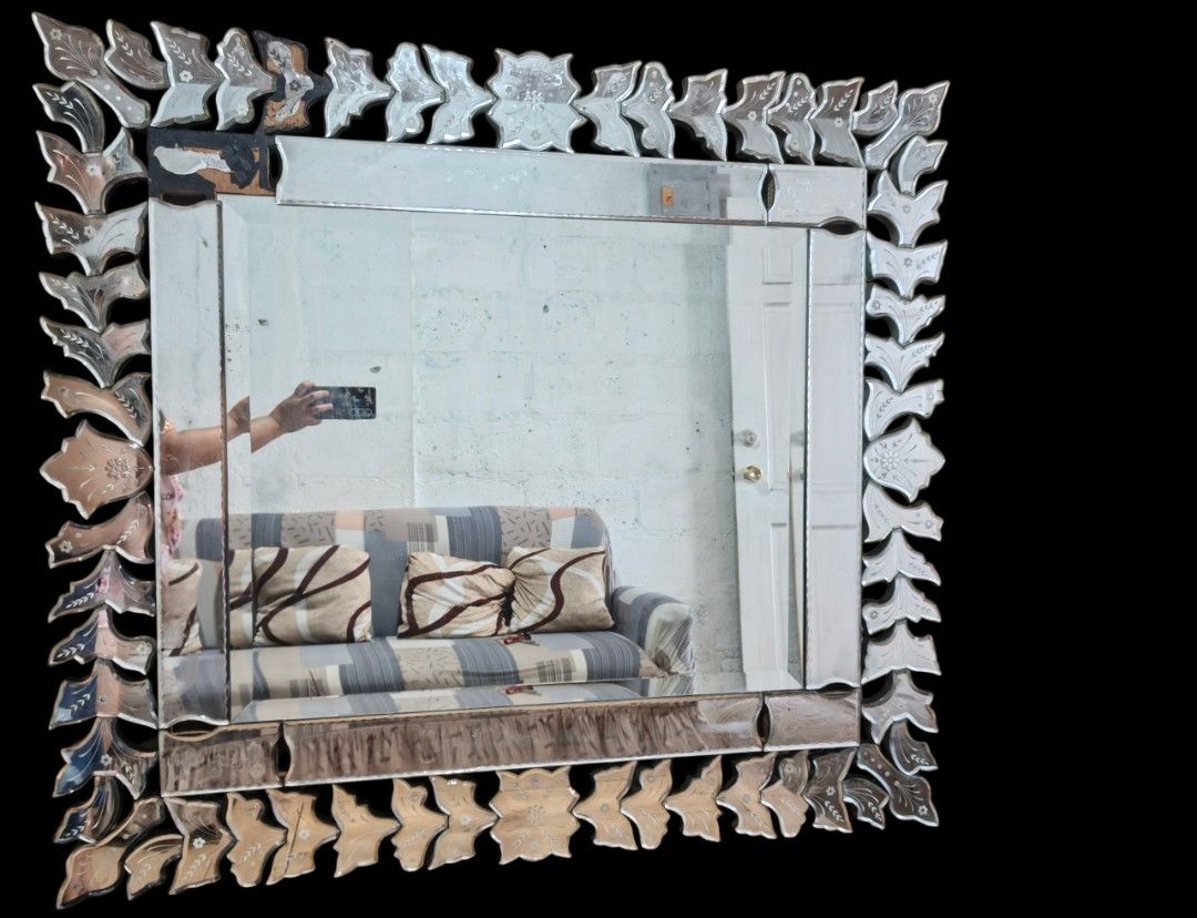 VENETIAN MIRROR (Category: Announcements) located in Cabuyao City. Submitted by carou35817 (Listing ID 1470603366, Image 2). Description: FOR SALE ANTIQUE VENETIAN MIRROR.