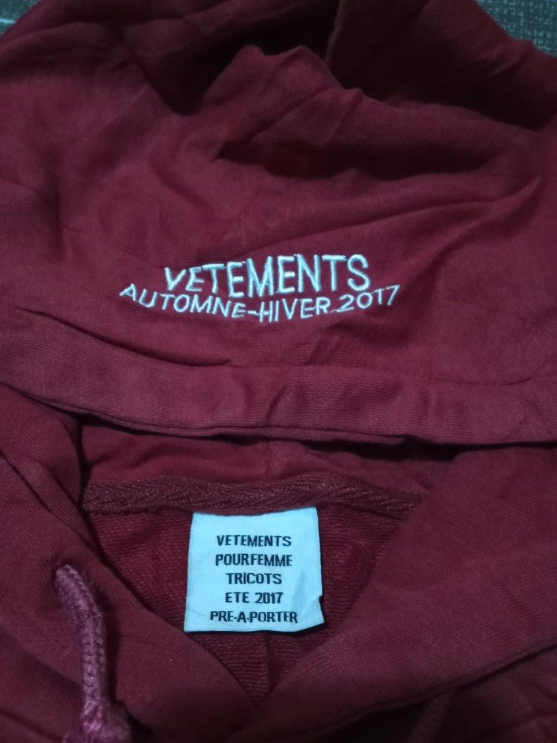 Vetemens (Category: Hoodies) located in Manila. Submitted by tcbukay_zxc25 (Listing ID 1470683930, Image 3). Description: vetemens hoodie dimes 24x26 excellent.
