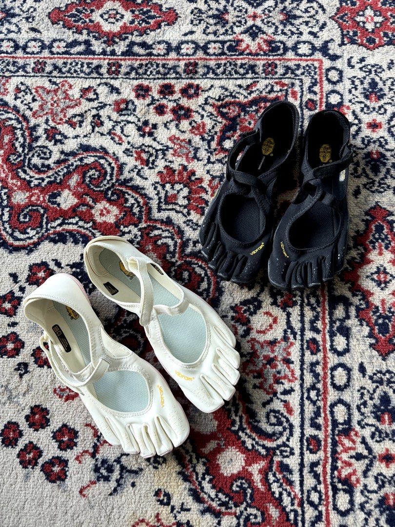 Vibram Five Fingers (Category: Flats & Sandals) located in Manila. Submitted by wockesha (Listing ID 1470608749, Image 1). Description: Vibram five fingers 🖐️ Black size 7wmns/24cm White size 8wmns/24.5cm With og box bnew 5,500 each.