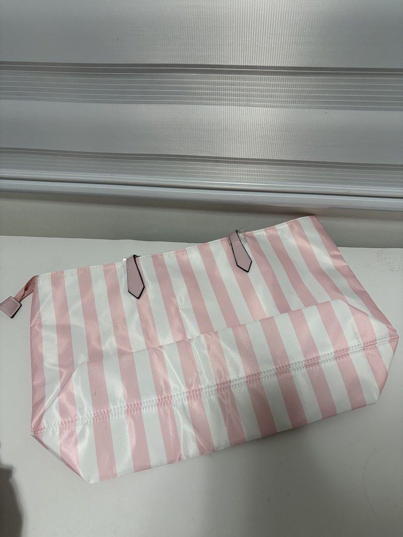 Victoria’s Secret Bag (Category: Shoulder Bags) located in Manila. Submitted by 4kicarts (Listing ID 1470690094, Image 3). Description: bnew bought on ig.