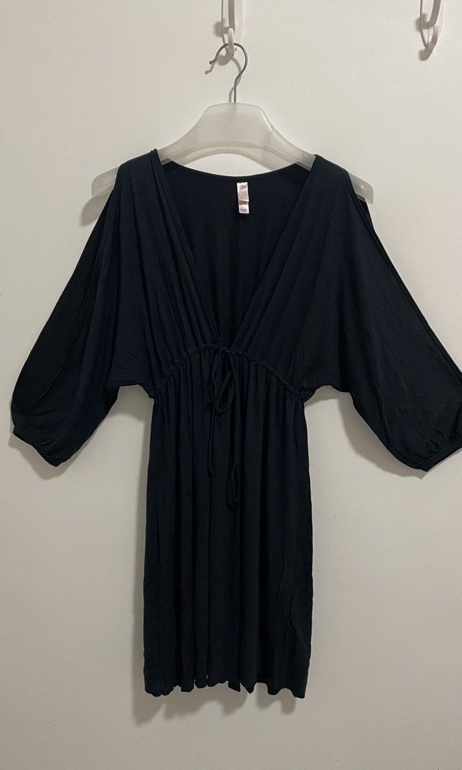 Victoria’s Secret Dress (Category: Dresses) located in Indang. Submitted by itsginnpom (Listing ID 1470583373, Image 1). Description: Size: XS-M Style: Casual dress / Beach cover-up Color: Classic black Design: Cold shoulder cutouts and 3/4 sleeves Neckline: Flattering deep V-neck Fit: Adjustable drawstring waist for a customized silhouette Skirt: Softly gathered, hits above the knee Fabric: Lightweight and comfortable for everyday wear.