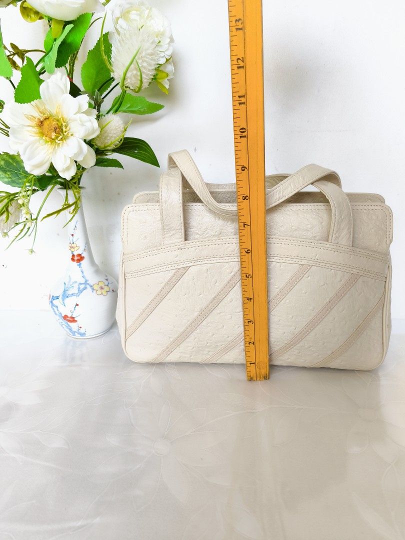 Vintage Chic Cream Ostrich-Texture Multi-Compartment Top-Handle Bag 🤍✨ (Category: Purses & Pouches) located in Valenzuela. Submitted by sakura_japan_surplus (Listing ID 1470669851, Image 3). Description: Vintage Chic Cream Ostrich-Texture Multi-Compartment Top-Handle Bag 🤍✨ Price: ₱630 Condition: Preloved / Vintage (In great condition) Description: Elevate your everyday look with this sophisticated vintage top-handle bag in a versatile cream sh