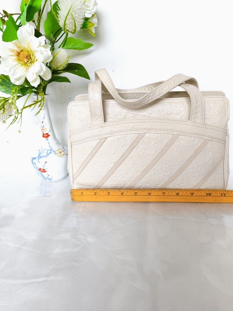Vintage Chic Cream Ostrich-Texture Multi-Compartment Top-Handle Bag 🤍✨ (Category: Purses & Pouches) located in Valenzuela. Submitted by sakura_japan_surplus (Listing ID 1470669851, Image 2). Description: Vintage Chic Cream Ostrich-Texture Multi-Compartment Top-Handle Bag 🤍✨ Price: ₱630 Condition: Preloved / Vintage (In great condition) Description: Elevate your everyday look with this sophisticated vintage top-handle bag in a versatile cream sh