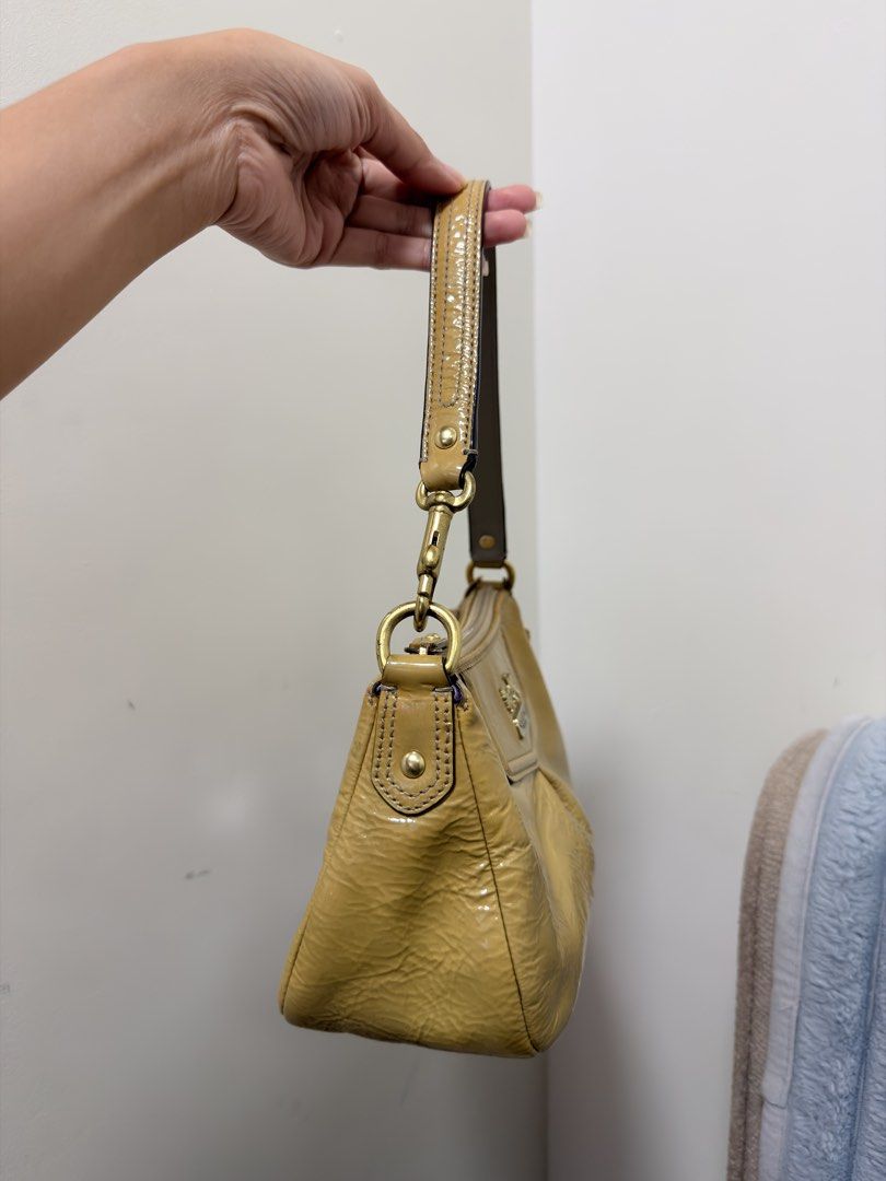 Vintage Coach Bag (Category: Luxury Bags & Wallets) located in Marikina City. Submitted by thewardrobemnl (Listing ID 1470719736, Image 2). Description: .