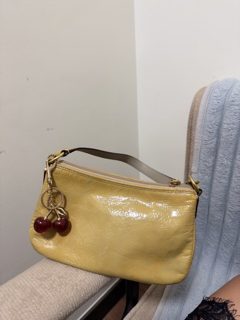 Vintage Coach Bag (Category: Luxury Bags & Wallets) located in Marikina City. Submitted by thewardrobemnl (Listing ID 1470719736, Image 3). Description: .