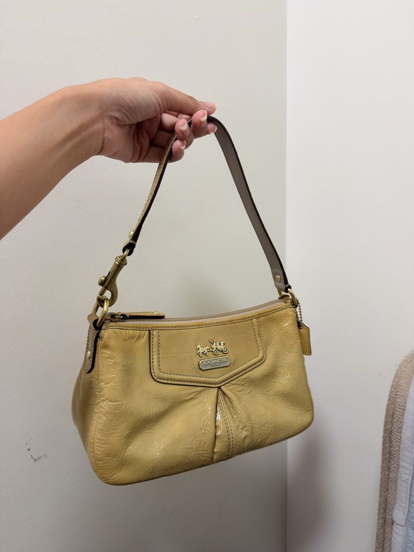 Vintage Coach Bag (Category: Luxury Bags & Wallets) located in Marikina City. Submitted by thewardrobemnl (Listing ID 1470719736, Image 1). Description: .