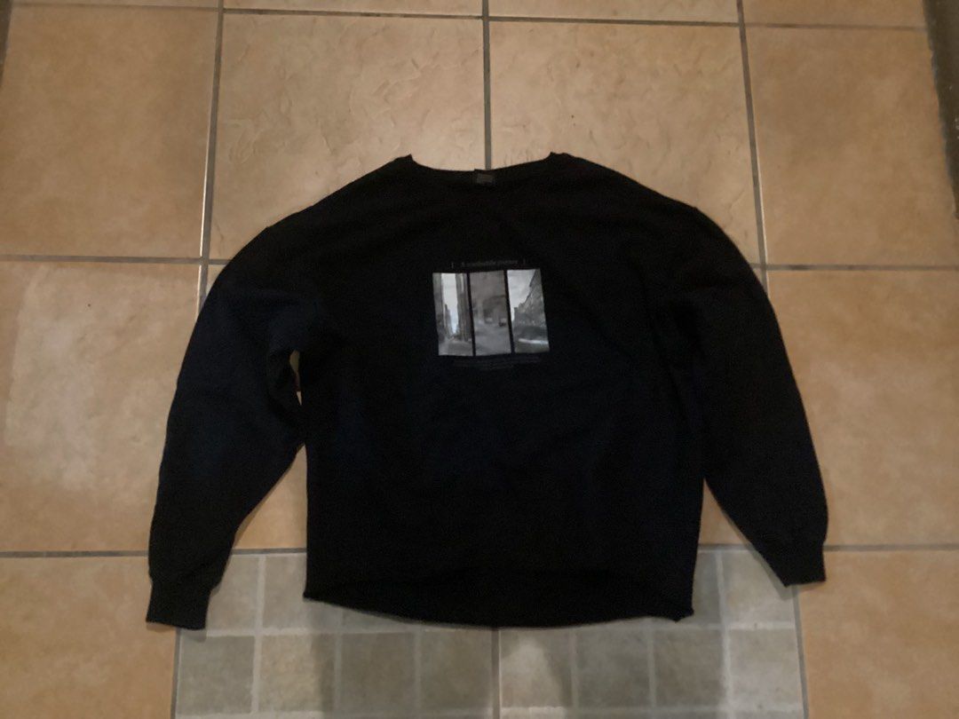 Vintage Graphic Sweater (Category: Coats, Jackets and Outerwear) located in Manila. Submitted by jellythrift.ph (Listing ID 1470721055, Image 1). Description: .