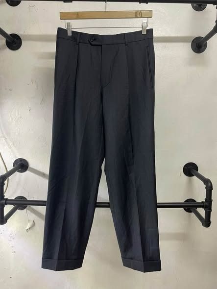 VINTAGE HUGO BOSS TROUSER PANTS (Category: Trousers) located in Caloocan City. Submitted by j3ngsanity (Listing ID 1470667860, Image 1). Description: ISSUE : 1 MALIIT NA RUB SA LIKOD SUPER LIIT AS NEW SIZE : 32x40.5x9.