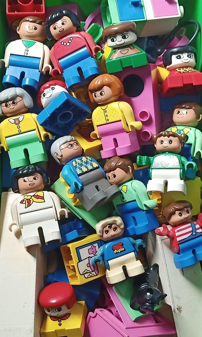 Vintage Lego Duplo (Category: Lego & Building Sets) located in Sorsogon. Submitted by divs4joy (Listing ID 1470593116, Image 1). Description: Lego Duplo vintage playhouse 1885❌❌❌❌ 👉 160pcs furniture+roof+others 👉 16pcs figures+animal 👉 with large green brick box. 👉 1pc 22x22 green baseplate 👉 as it is; WYSIWYG. 👉 see other photos for details..