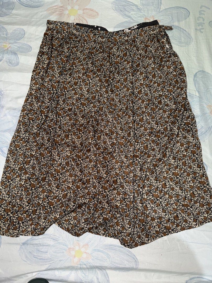 VINTAGE LONG SKIRT (Category: Skirts) located in Makati City. Submitted by inxdnl (Listing ID 1470674484, Image 2). Description: CAN FIT TO 34 WAIST IN GOOD CONDITION NO DAMAGE OR FLAW CAN SEND WHEN WORN OR MEASUREMENT NO BRAND.