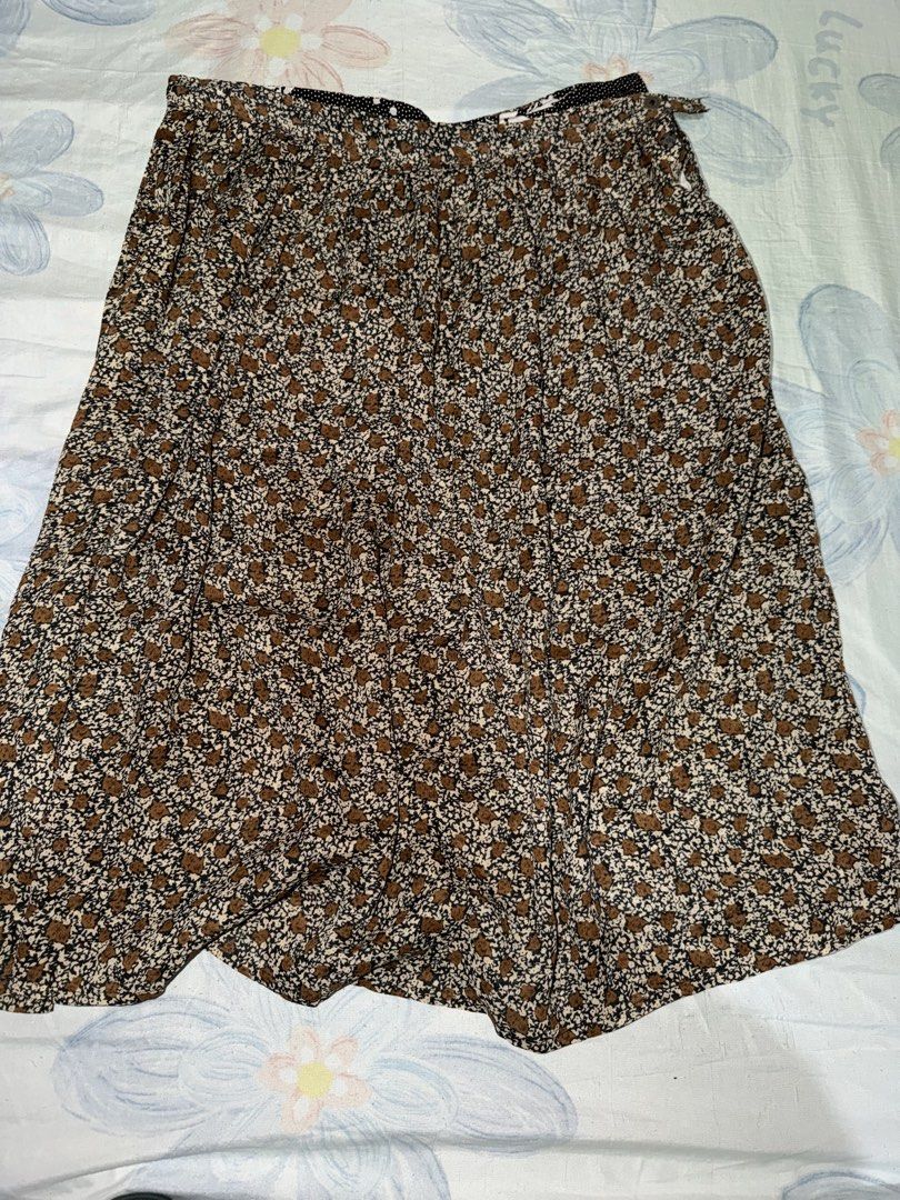 VINTAGE LONG SKIRT (Category: Skirts) located in Makati City. Submitted by inxdnl (Listing ID 1470674484, Image 1). Description: CAN FIT TO 34 WAIST IN GOOD CONDITION NO DAMAGE OR FLAW CAN SEND WHEN WORN OR MEASUREMENT NO BRAND.