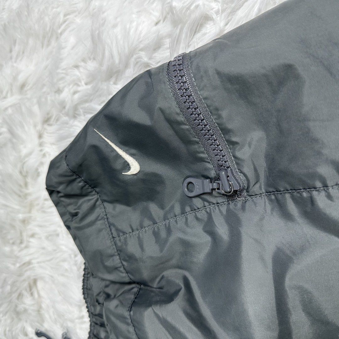 Vintage Nike Heavy-Tooth Zip Tech Trackpants (Category: Joggers) located in Mandaluyong City. Submitted by ikonicpieces (Listing ID 1470726048, Image 3). Description: Dimes: W: 30” - 35” L: 41” Front Rise: 12” Leg Hole: 7.5” Size on tag: M Color rate: 9/10 Condition: 9/10 Issue: Minimal stain MINE: 749 + SF 💳 PAYMENT: GCash / GoTyme 🚚 SHIPPING: J&T Payment first before shipping. 📍 PLEASE NOTE -Thrifted item. Please manage your expectations. -N