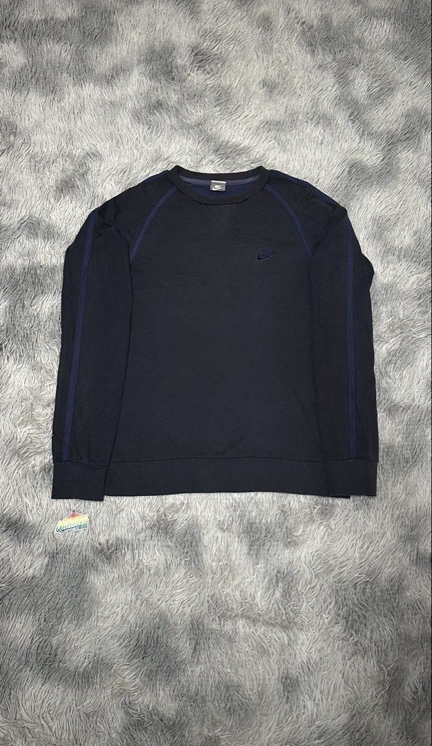 Vintage n*ke crewneck (Category: Coats, Jackets and Outerwear) located in Manila. Submitted by paulovenegaskalakal2020 (Listing ID 1470565284, Image 1). Description: For sale! Kalakal Vintage n*ke crewneck 2000's nike grey tag Embroidered Large- 20 width x 26 length inches Sleeves- 30.5 inches (neckline to ribbings) Good fade Sign of usage Good MINE 1,988 +sf.