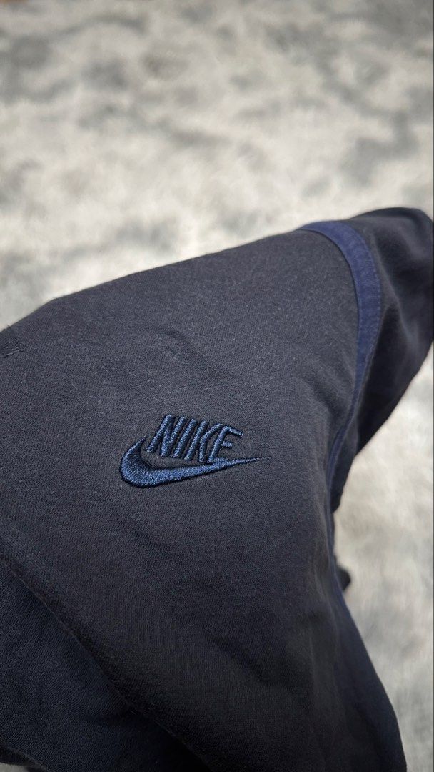 Vintage n*ke crewneck (Category: Coats, Jackets and Outerwear) located in Manila. Submitted by paulovenegaskalakal2020 (Listing ID 1470565284, Image 2). Description: For sale! Kalakal Vintage n*ke crewneck 2000's nike grey tag Embroidered Large- 20 width x 26 length inches Sleeves- 30.5 inches (neckline to ribbings) Good fade Sign of usage Good MINE 1,988 +sf.
