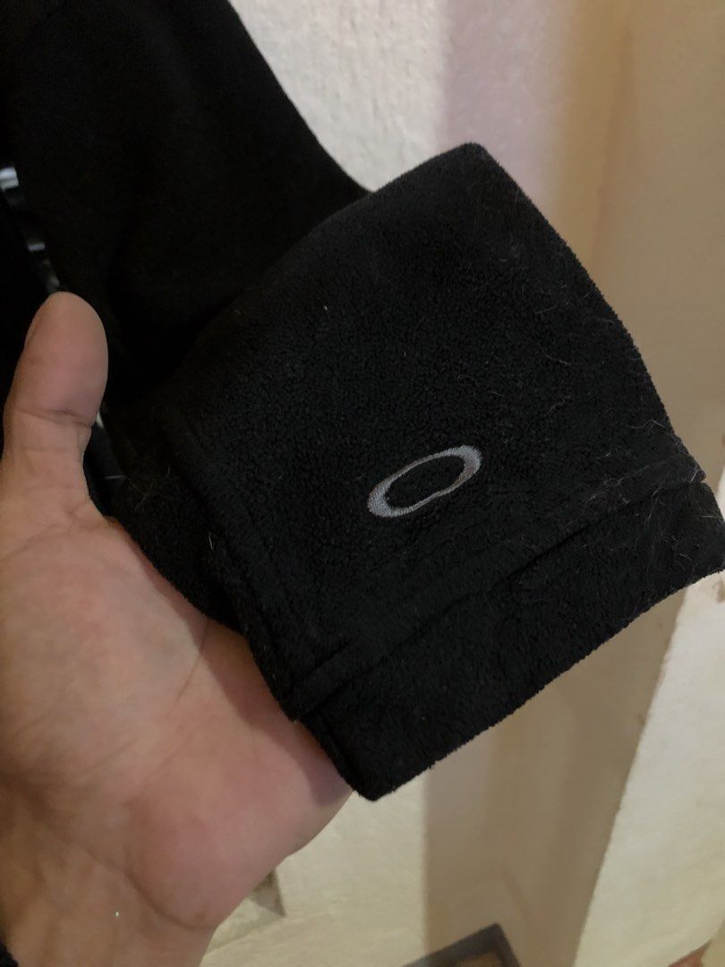 Vintage Oakley (Category: Hoodies) located in Daraga. Submitted by koko1630 (Listing ID 1470647052, Image 2). Description: Vintage Oakley fleece jacket Size large W24 L28 Good as new .