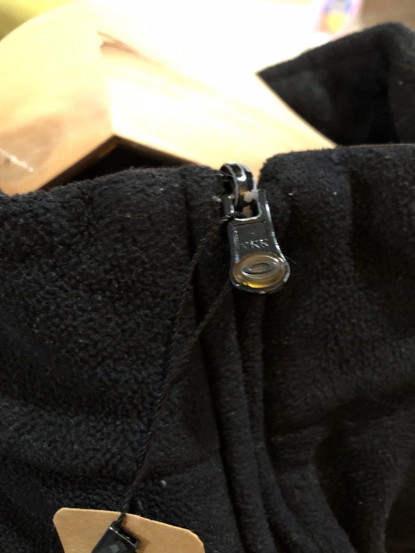 Vintage Oakley (Category: Hoodies) located in Daraga. Submitted by koko1630 (Listing ID 1470647052, Image 3). Description: Vintage Oakley fleece jacket Size large W24 L28 Good as new .