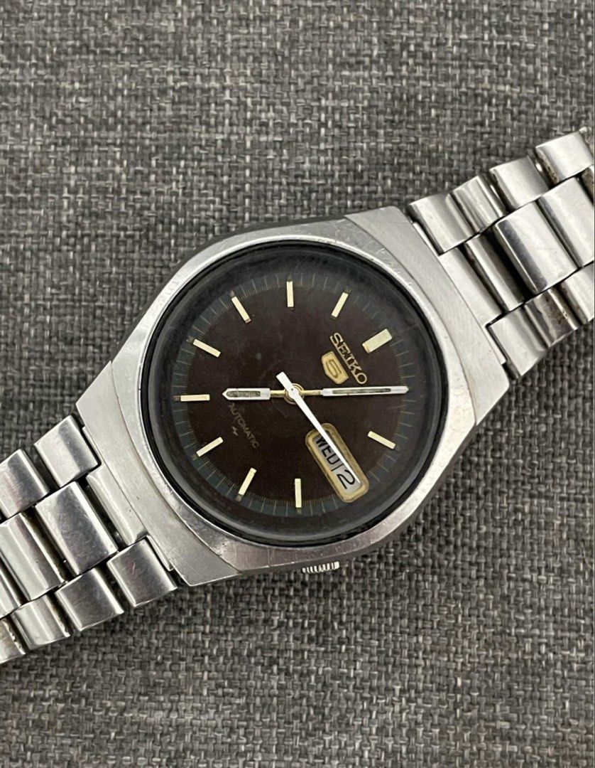 Vintage Seiko 7009 (Category: Men's Watches) located in Las Pinas. Submitted by jhersan24 (Listing ID 1470594693, Image 3). Description: Classic Seiko 5 Automatic Dial: Black Movements: 7009 Automatic Diameter: 37mm Conditions: 9/10 ISSUE: Hindi Accurate Need Service Inclusion: Replacement Box Loc: Las Piñas/Pasay.