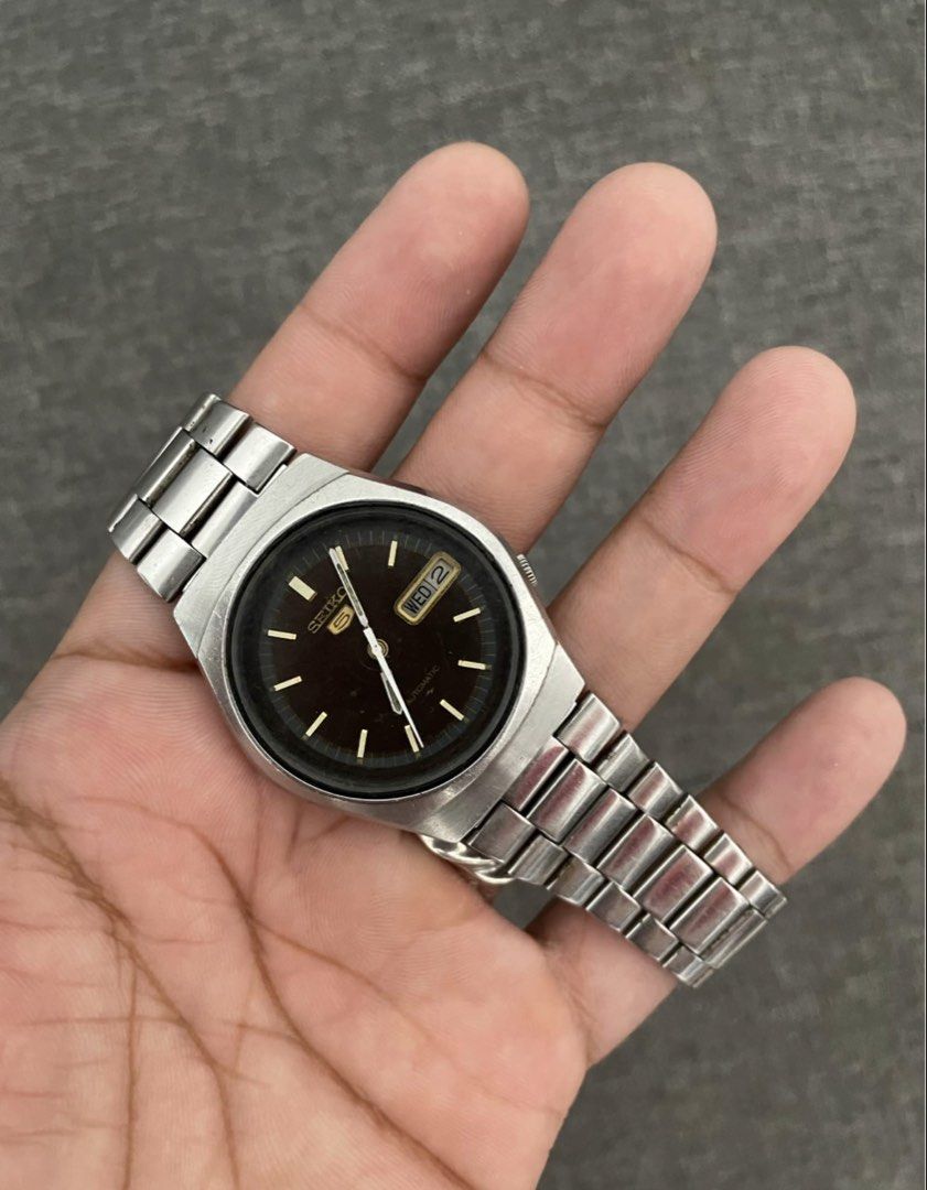 Vintage Seiko 7009 (Category: Men's Watches) located in Las Pinas. Submitted by jhersan24 (Listing ID 1470594693, Image 2). Description: Classic Seiko 5 Automatic Dial: Black Movements: 7009 Automatic Diameter: 37mm Conditions: 9/10 ISSUE: Hindi Accurate Need Service Inclusion: Replacement Box Loc: Las Piñas/Pasay.