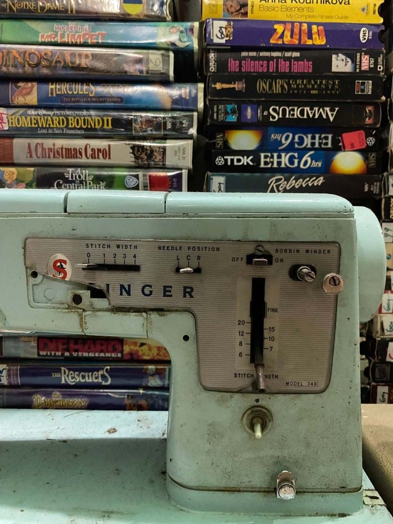 Vintage singer sewing machine (Category: Vintage Collectibles) located in Manila. Submitted by lekanek (Listing ID 1470724565, Image 2). Description: sale !!! vintage singer sewing machine 3500 pesos only pm me if you interested 📩.