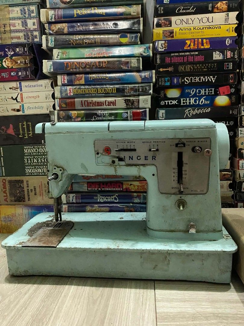 Vintage singer sewing machine (Category: Vintage Collectibles) located in Manila. Submitted by lekanek (Listing ID 1470724565, Image 1). Description: sale !!! vintage singer sewing machine 3500 pesos only pm me if you interested 📩.